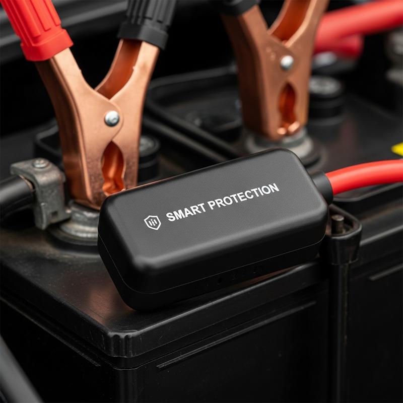 Gros plan macro de pinces de démarrage connectées à une batterie, mettant en avant le boîtier de protection électronique sous un éclairage bleu technique