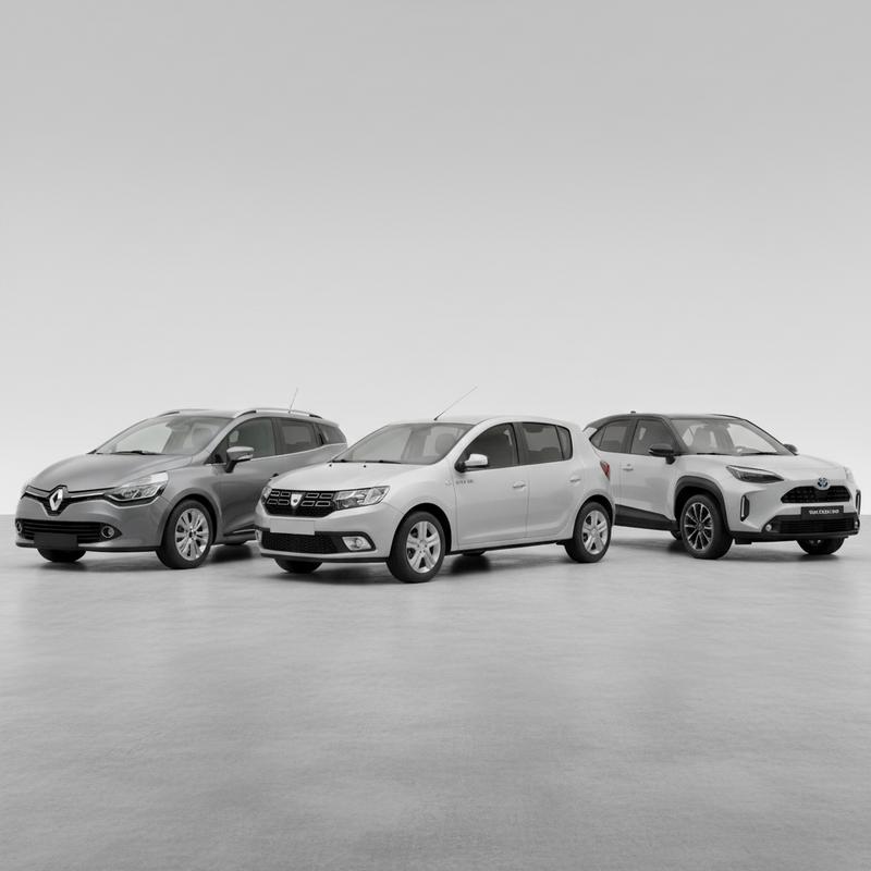 Renault Clio II, Dacia Sandero et Toyota Yaris alignées côte à côte en studio sur fond gris pour comparaison
